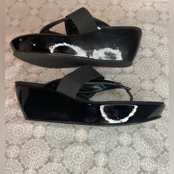 Stuart Weitzman~Black Patent Leather Thong Wedge Sandal~Matte Over Strap~Size 9 - Picture 13 of 16